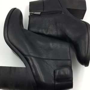 Vince Camuto black leather wedge heel ankle boots boot 8.5 excellent zip up